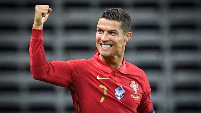 Cristiano Ronaldo - một trong những cầu thủ bóng đá vĩ đại nhất thế giới ở mọi thời đại 