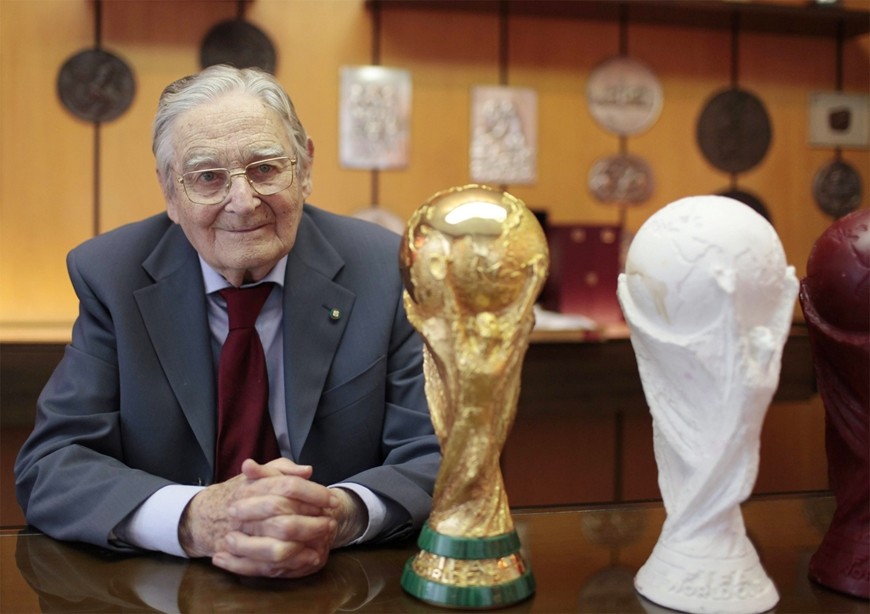 Cha đẻ của chiếc cúp vàng World Cup phiên bản này là họa sĩ người Ý Silvio Gazzaniga